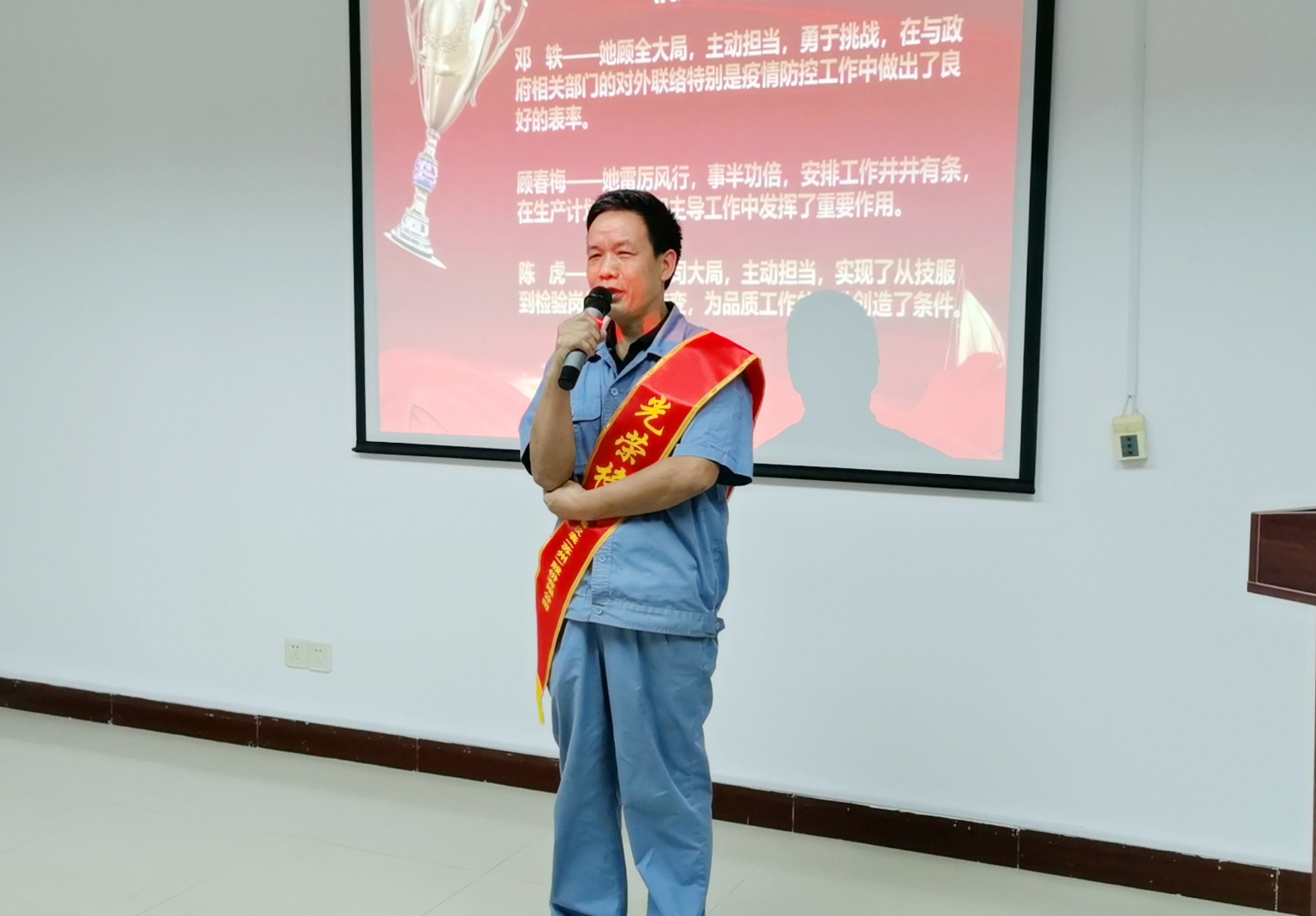 7 “業(yè)務(wù)標(biāo)兵”代表發(fā)表獲獎(jiǎng)感言.jpg